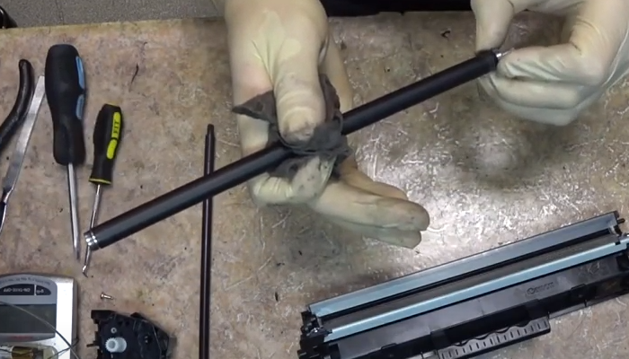 Фото 18. Очищаем кромку дозирующего лезвия средством ELP