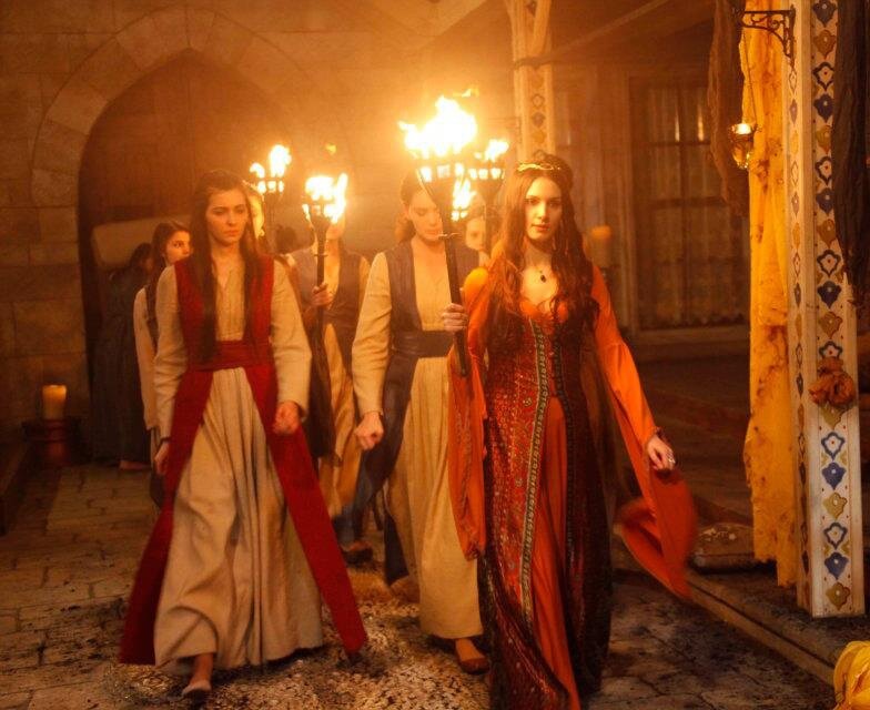 Драки и скандалы с гареме явление не редкое. Мать Увейса была в центре всех перепалок. За это и была наказана. На фото заговор наложниц против фаворитки султана. Кадры из сериала Великолепный век 