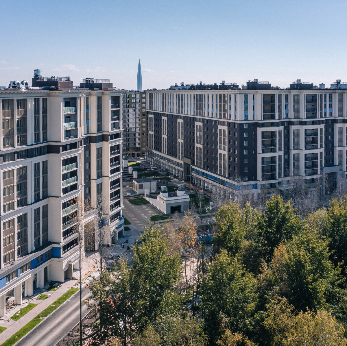 Он даже внешне выглядит иначе, чем другие новостройки, — солидный и стильный. 