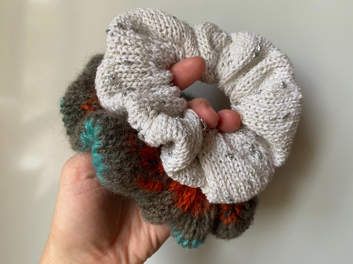 Вязаные резинки для волос. А почему бы не попробовать связать из остатков пряжи?!