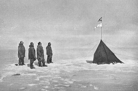 Руаль Амундсен вместе со своей командой -  первый, кому удалось достичь Южного полюса.