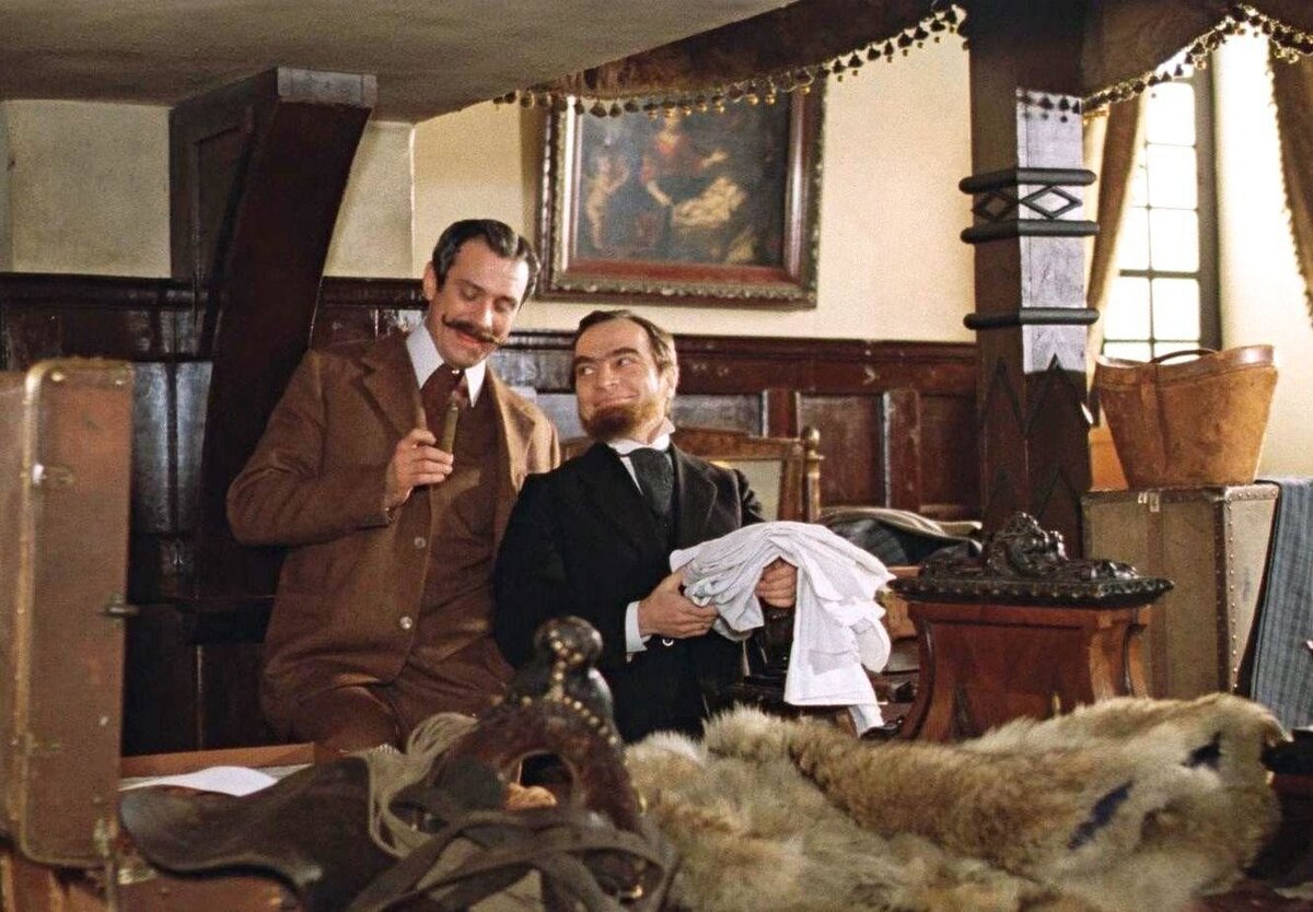 После выхода на телеэкраны первых фильмов о Холмсе и Ватсоне зрители завалили Ленфильм письмами. Дескать, раз уж вы взялись за Конан Дойля, то снимите и «Собаку Баскервилей».-3