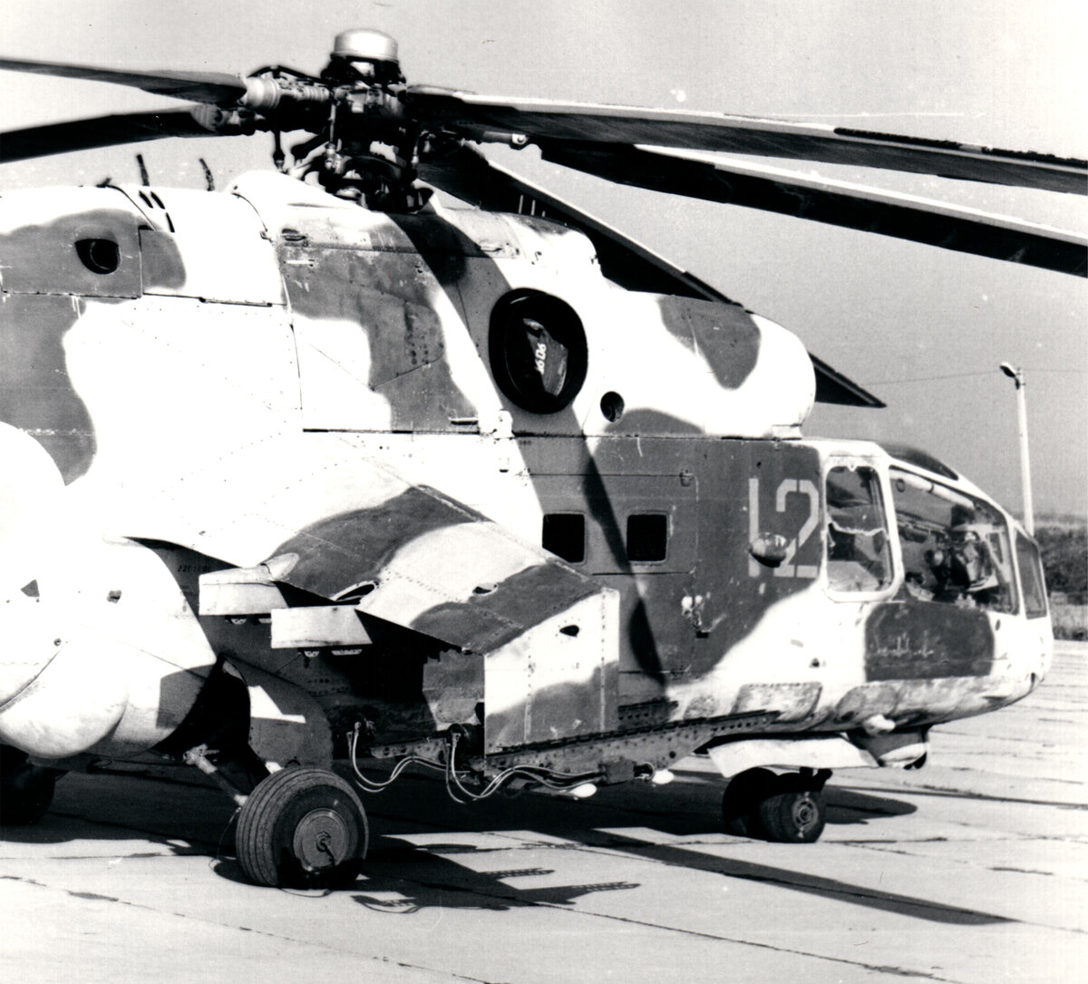 Крыло и балки для подвески вооружения на серийном боевом вертолете Ми-24А. Фото: А.Ю. Обламский