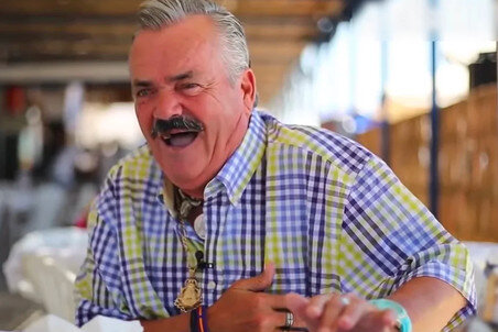 Уверен, вы все знаете этот мем с хохочущим мужчиной, также известный под прозвищем “хохочущий испанец”. К сожалению, в 2021 году он умер. 