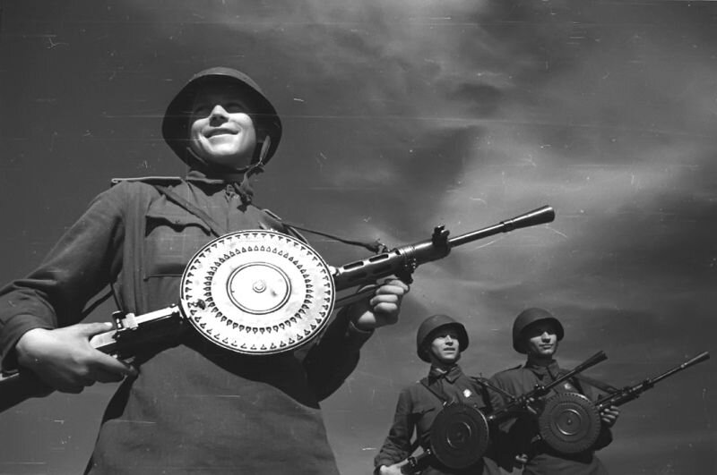 Советские пулеметчики с 7,62-мм ручным пулеметом Дегтярева ДП (Дегтярев-пехотный)