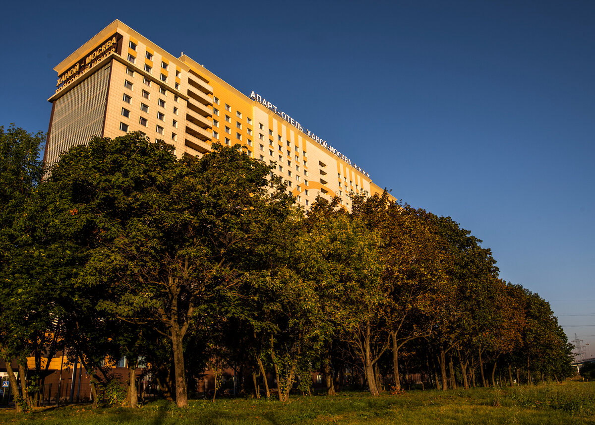 Вид на апарт-отель Ханой-Москва со стороны парка