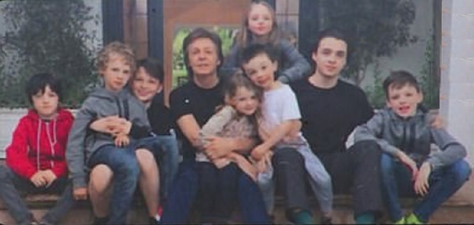 Пол с внуками (фото с обложки смартфона Пола): Сэм (от Мэри), Бекетт (от Стеллы), Эллиот (Мэри), сам Пол, Райли (Стелла), Бейли (Стелла), Сид (Мэри), Артур (Мэри), Миллер (Стелла)