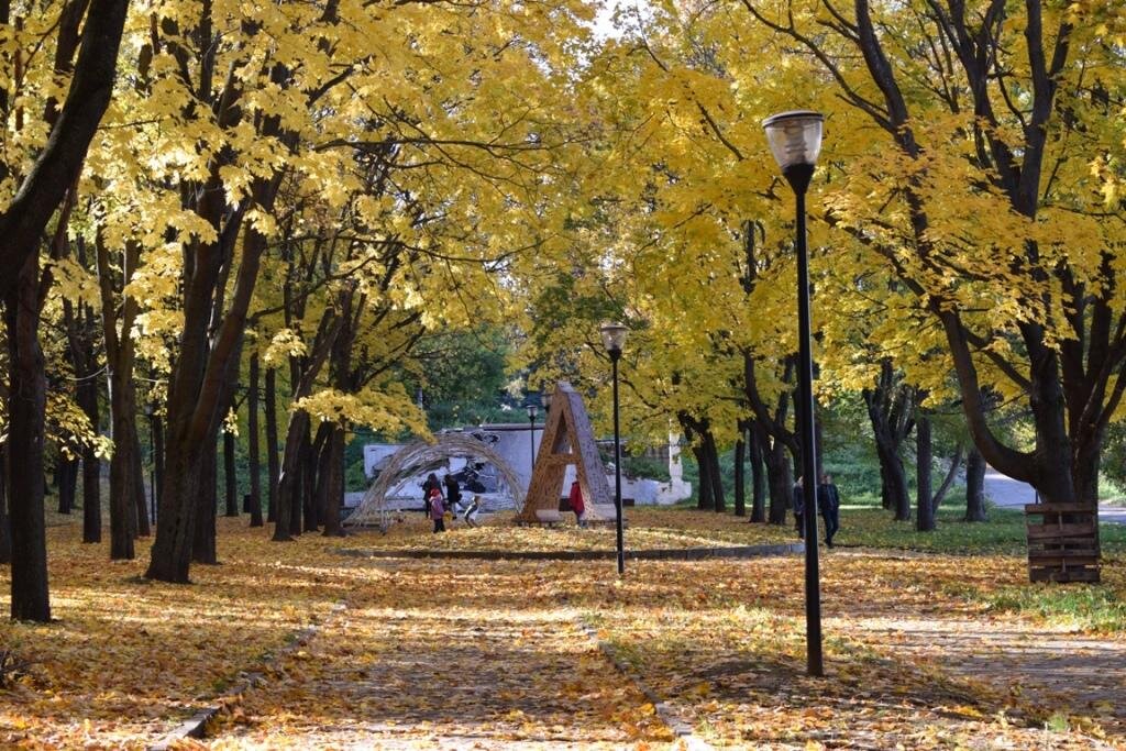 Это старенько фото Александровского сада. Сейчас он намного круче!