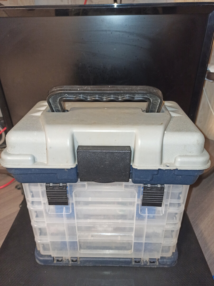 Очень удобный ящик без фирмы и названия,просто приглянулся в магазине.