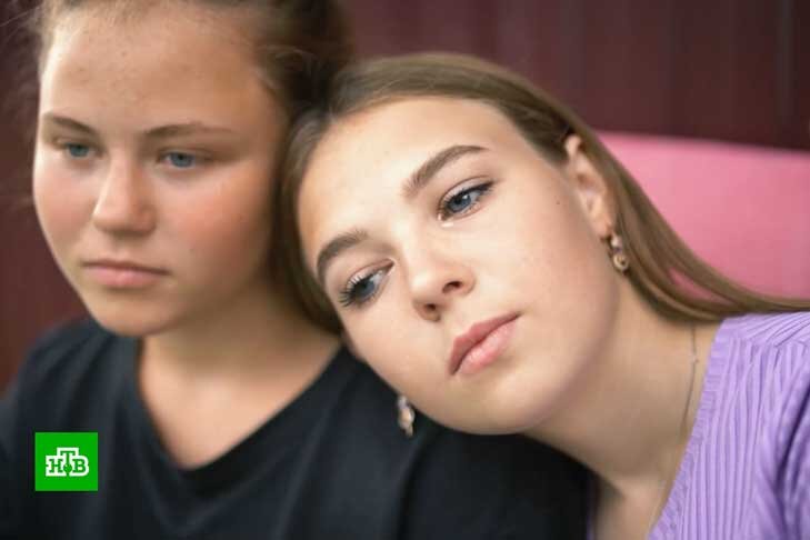 В 8-9 лет Полина стала мамой для младшей сестры.