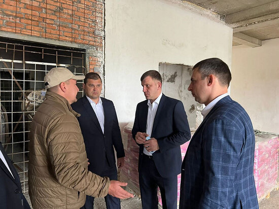     Вице-губернатор Кубани Евгений Наумов (второй справа) на обходе строящегося корпуса школы в посёлке Афипском Пресс-служба администрации Краснодарского края
