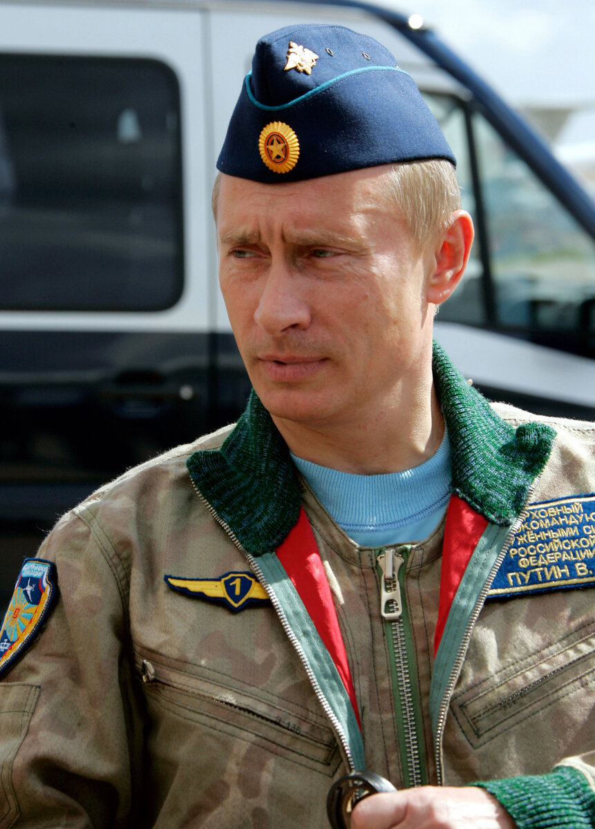 Путин в военной форме верховного главнокомандующего фото
