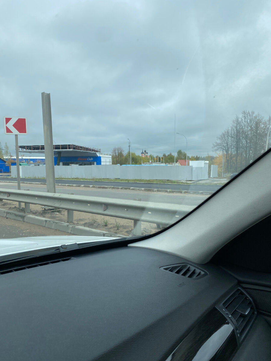 Фотография автора. Храм хорошо просматривается с дороги и кажется игрушечным