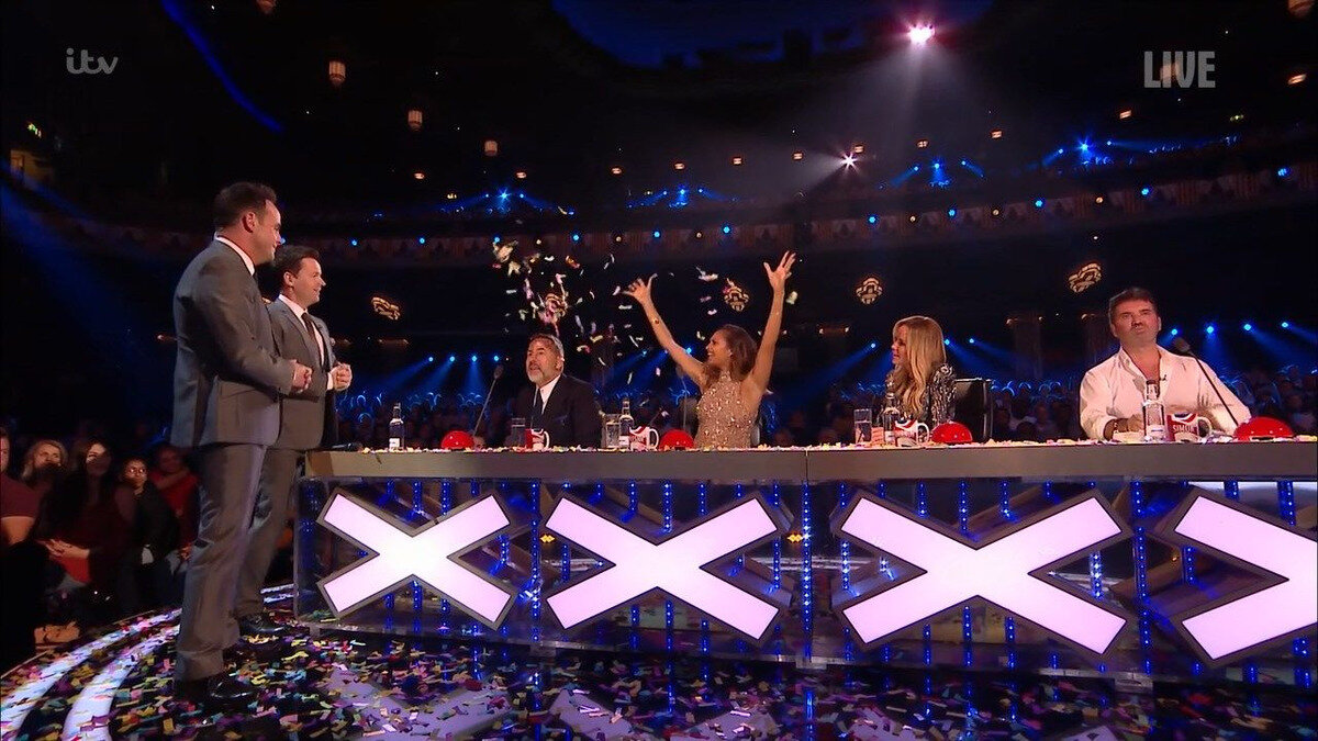 Шоу британия ищет. Жюри шоу Britain's got Talent. Britain's got Talent ведущие. Шоу талантов Британия. Британия ищет таланты.