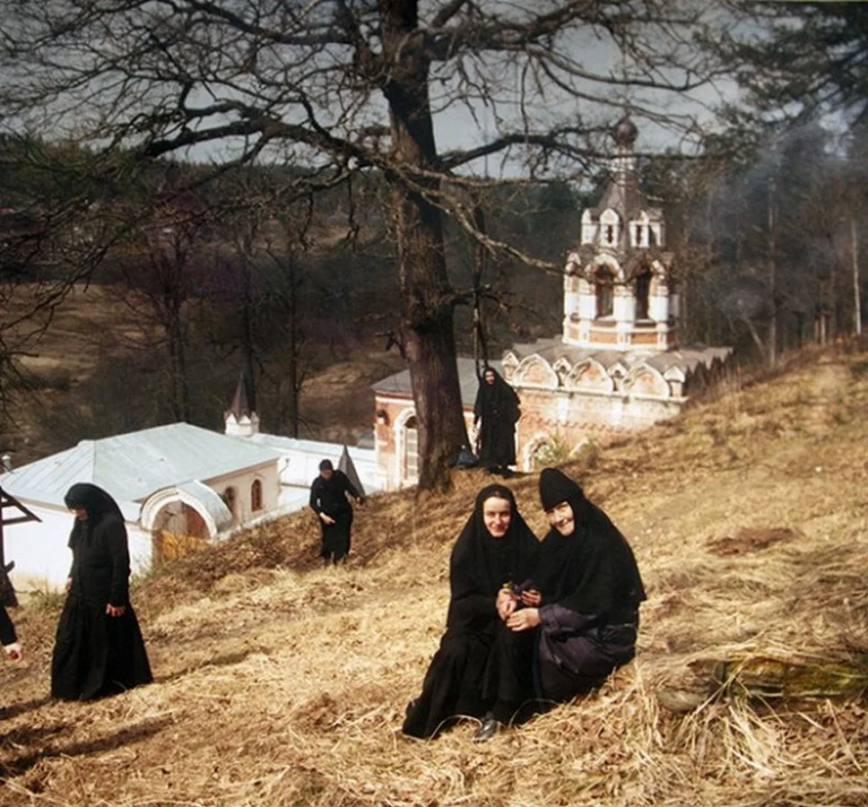 Где жили монахи. Инокини и монахини Православие. Православные монахини в монастыре. Православные монахи, монахини Абхазии. Жизнь монахов в монастыре.