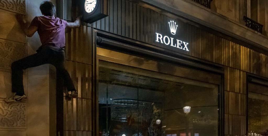 Французские паркурщики борются с ночной рекламой.