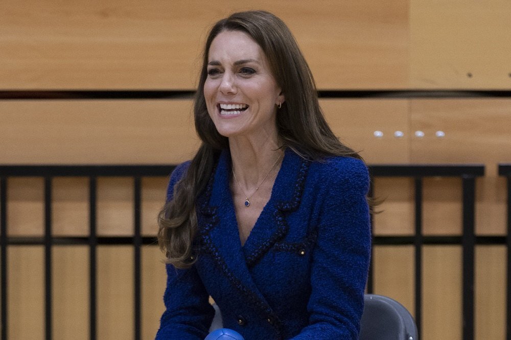     Антипример: Кейт Миддлтон демонстрирует худшее сочетание с твидом, которое старит