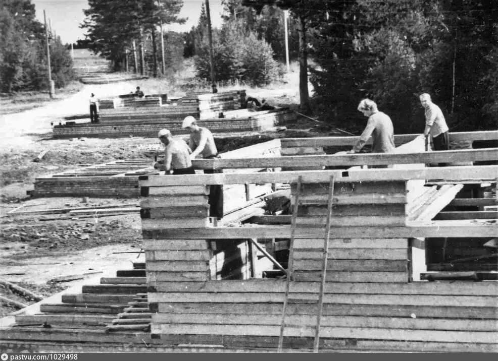 Здравствуйте, товарищи! Наша страна это многовековая летопись... чего только не было в нашей истории - победы, поражения, смуты... мы то прирастали территориями, то теряли их.-9