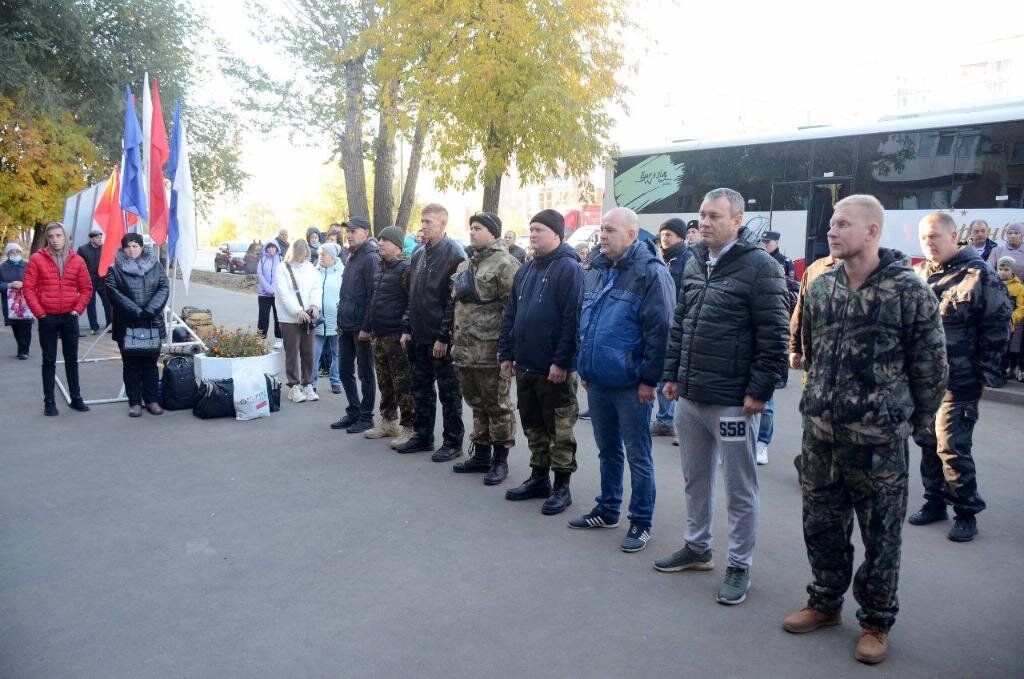    В Оренбурге и Тоцком районе проводили очередные группы мобилизованных