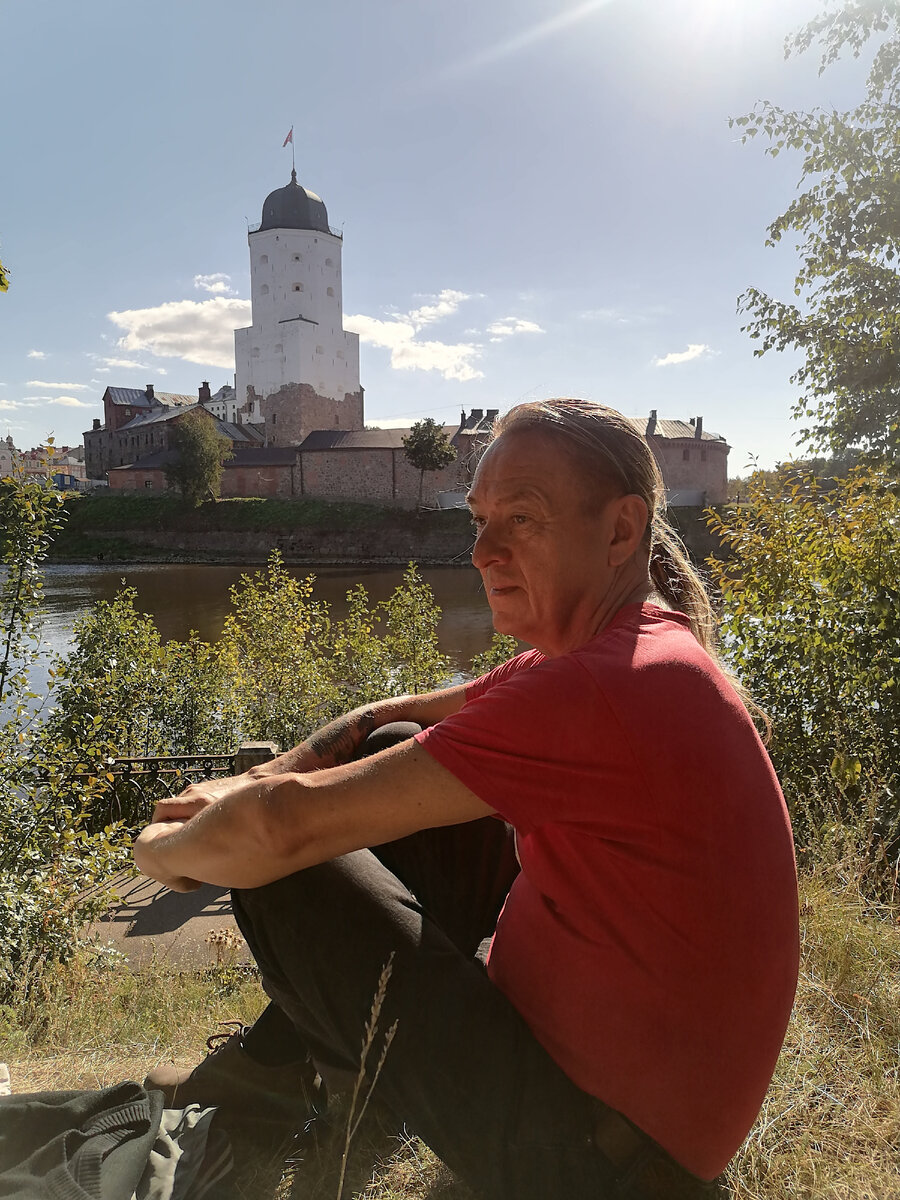 Я на Петровской набережной напротив Выборгского замка.