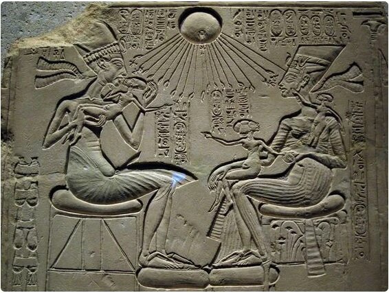 Эхнатон с семьёй, семейная камнеграфия.