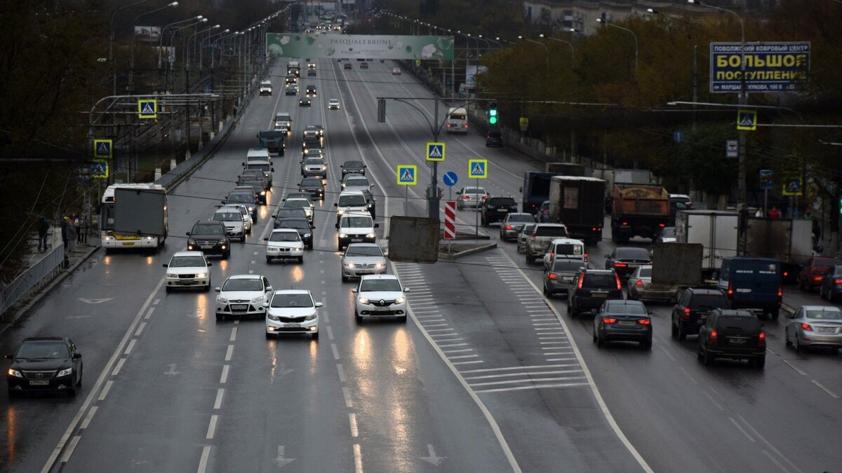     Вечер вторника погрузил многие дороги Волгограда в автомобильные заторы. В большинстве случаев дело осложняется произошедшими авариями.