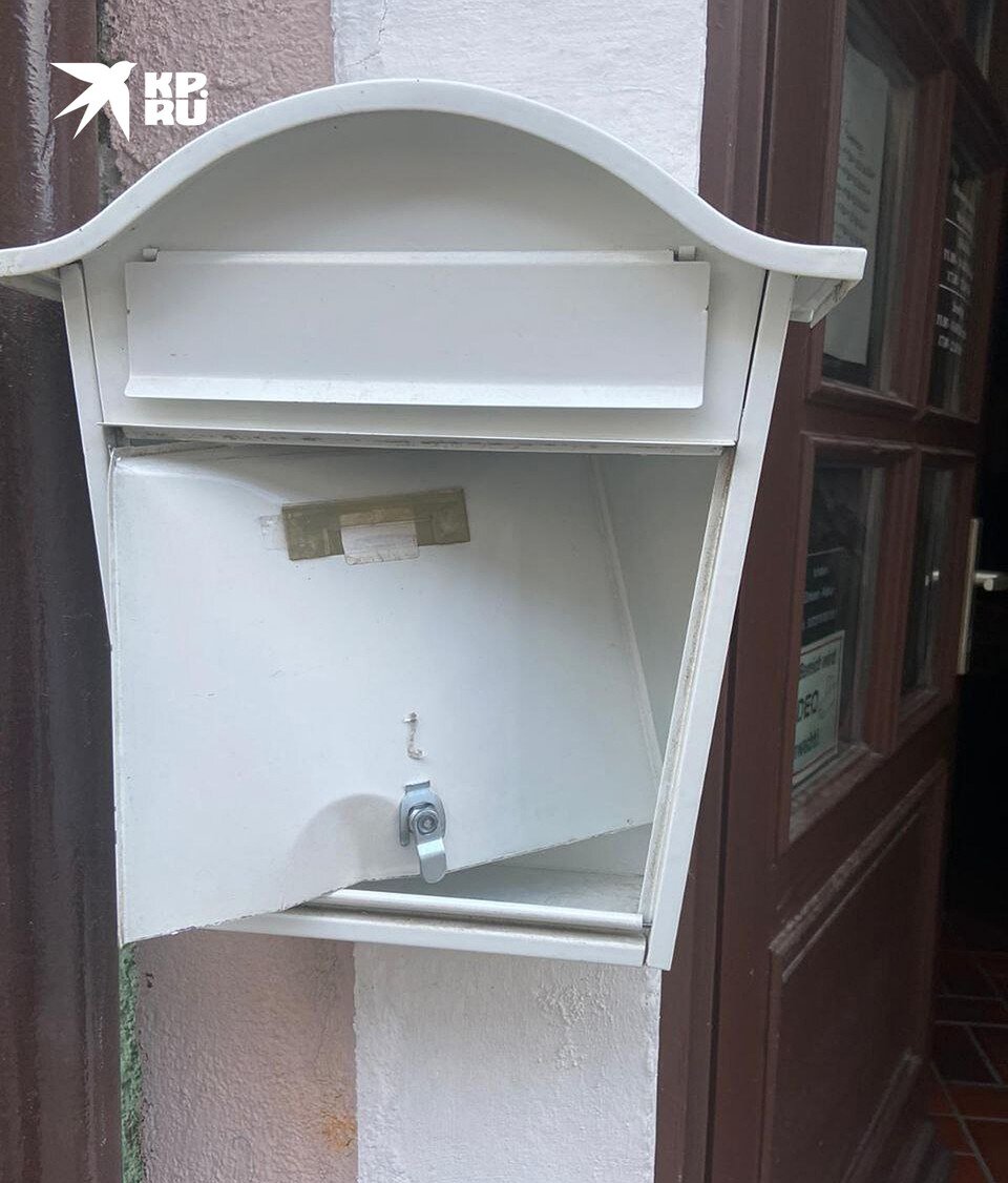     20 октября вандалы вновь сломали почтовый ящик ресторана Алёны Дирксен  Фото автора.