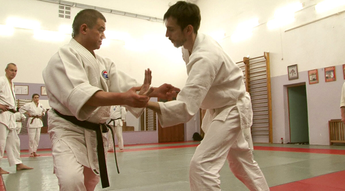 Объяснение базовой техники броска поворотом запястья противника наружу Котэгаэси.