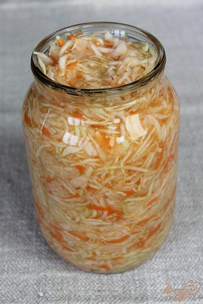 На дно банки кладём несколько горошин душистого перца и пару лаврового листа... Выкладываем нарезанную капусту ,перемешанную с солью и морковкой... Утрамбовываем плотно.,пока Капуста выпустит сок..
