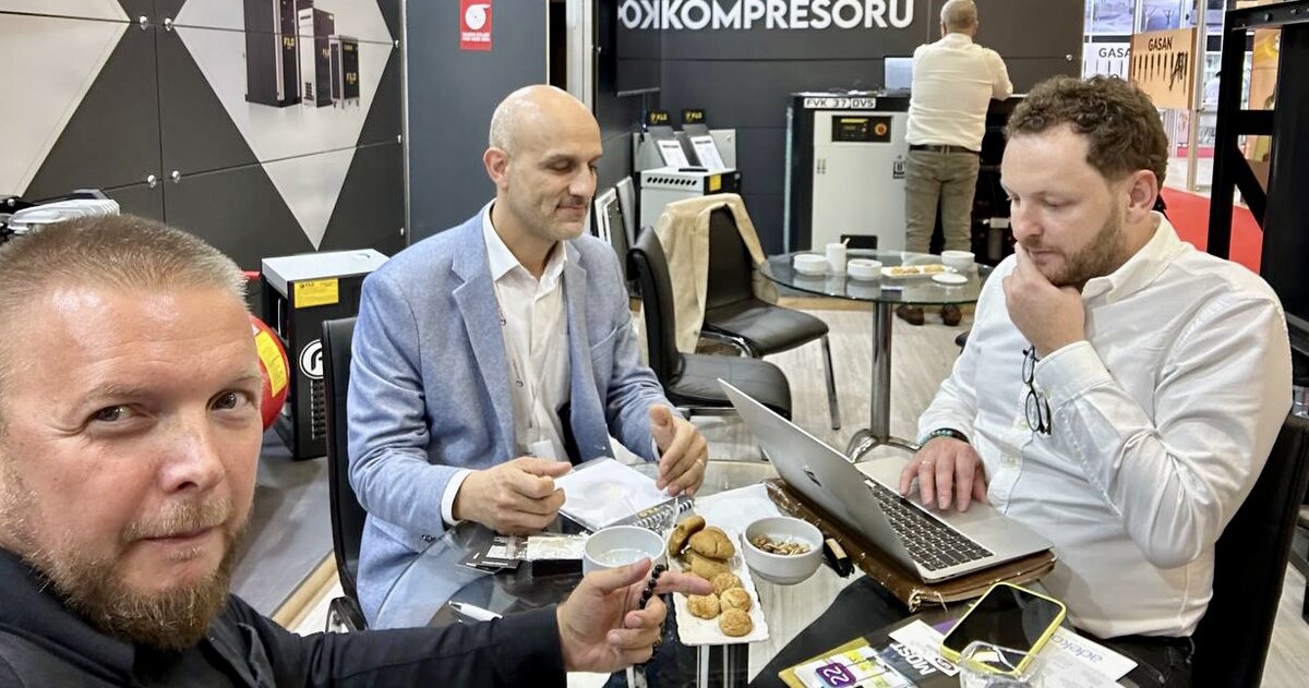 Живое общение с турецкими поставщиками компрессорного оборудования 
(фото - Zetta Consulting)