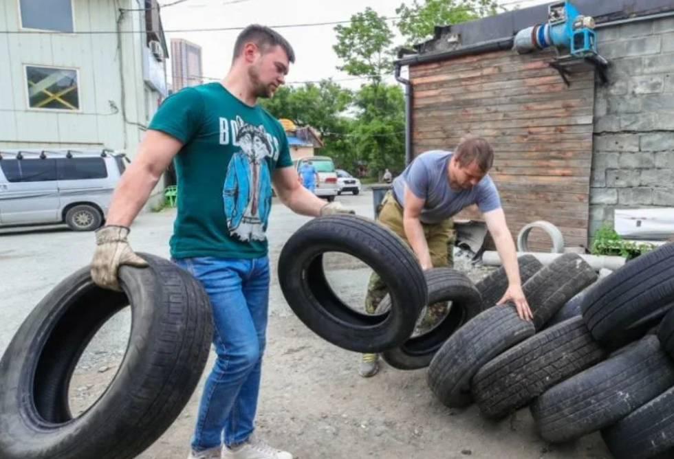 Старые покрышки. Старая резина. Сдать шины на переработку.