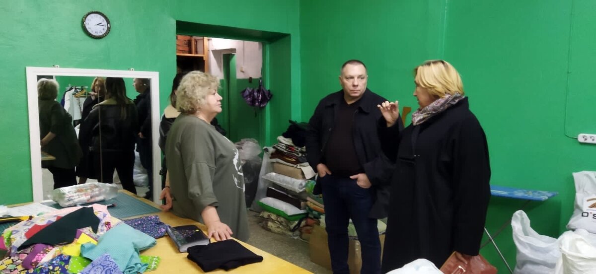 Замглавы Сысертского района Наталья Кузнецова (крайняя справа) и депутат местной Думы Игорь Ушанов в штабе «Тепла матери»