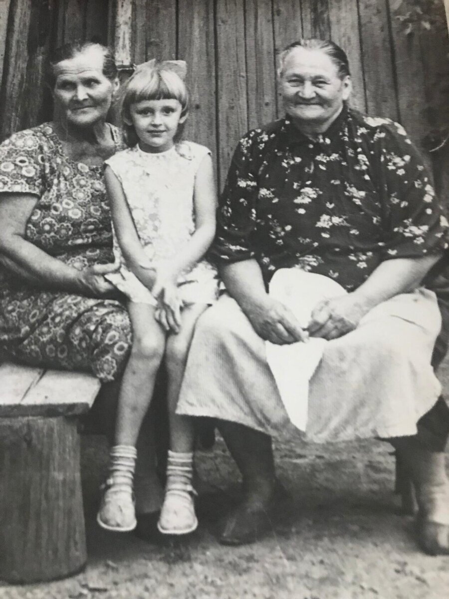 фото автора. Няня слева, а я - посредине))