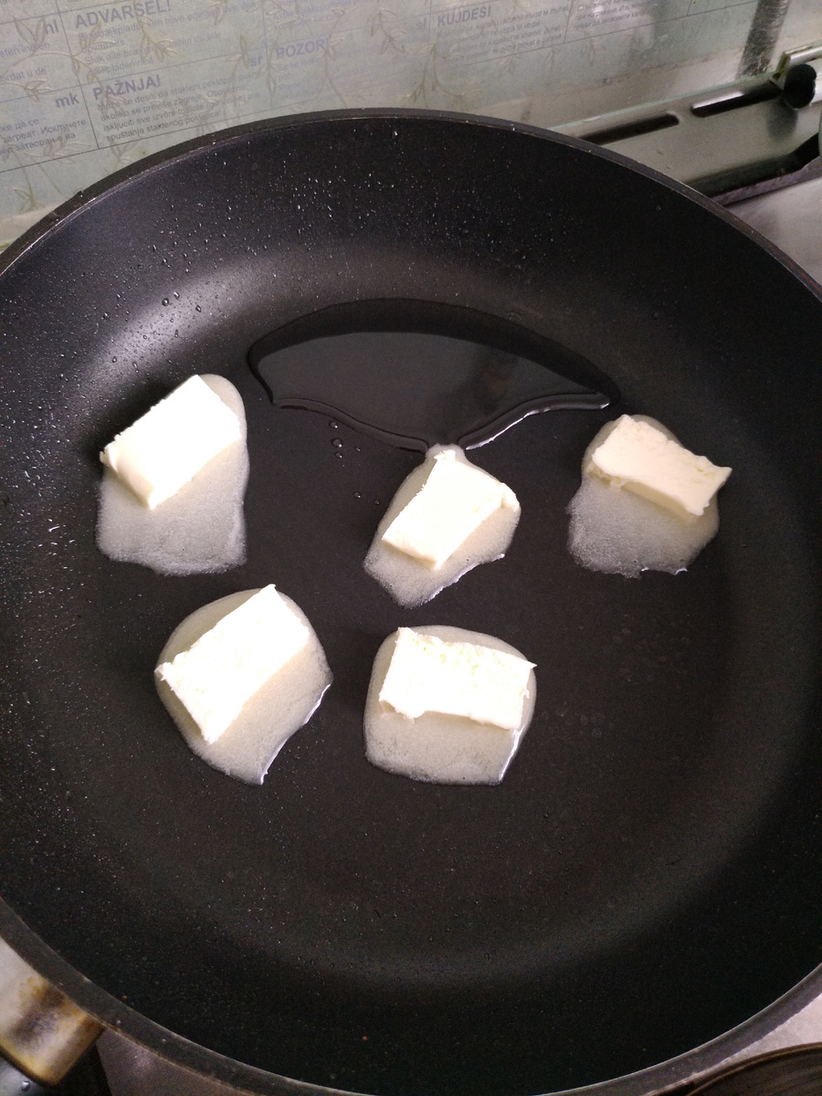 Чтобы сливочное масло не горело добавьте в сковороду немного растительного масла.