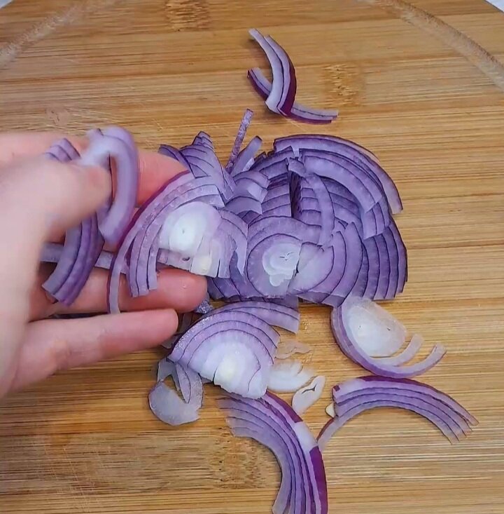 Нарезаем лук полукольцами (возьмём любой, тот который у вас есть) Кстати лучок тоже хорошо замаринуется и будет нууу Очень вкусным....