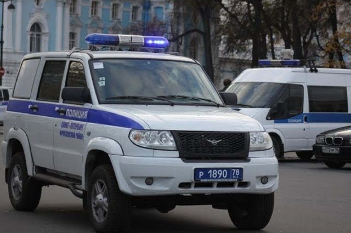    На Кубани водитель отечественного авто врезался в дерево, двое пострадали