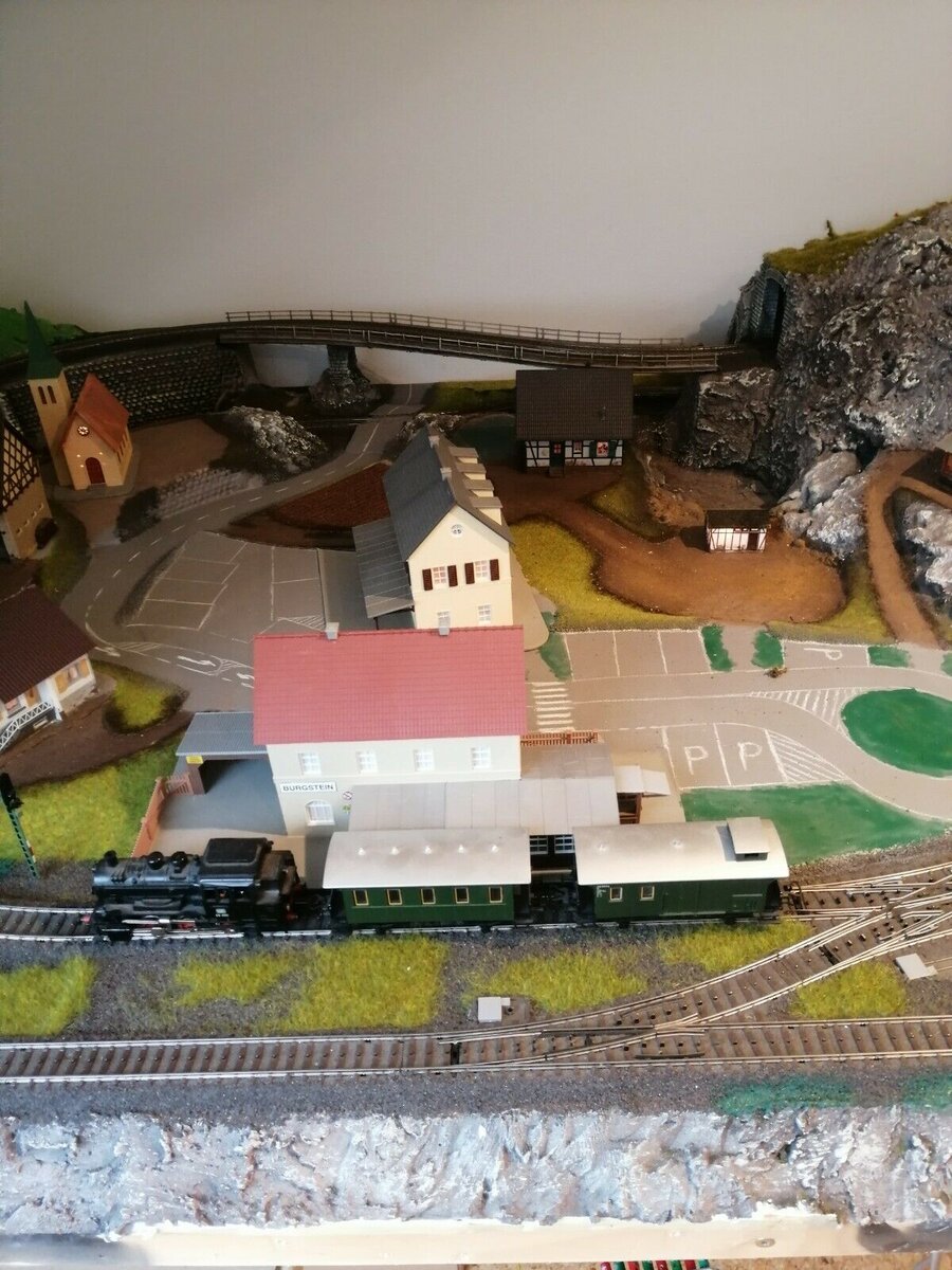 2) Центральная часть жд макета. Вокзал. Городские здания. Путепровод.