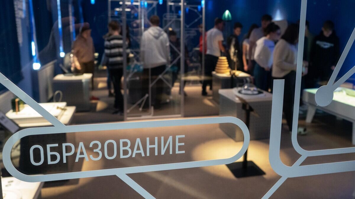    Школьники на экскурсии в интерактивном музее науки в детском технопарке "Кванториум Сампо" в Петрозаводске© РИА Новости / Игорь Подгорный
