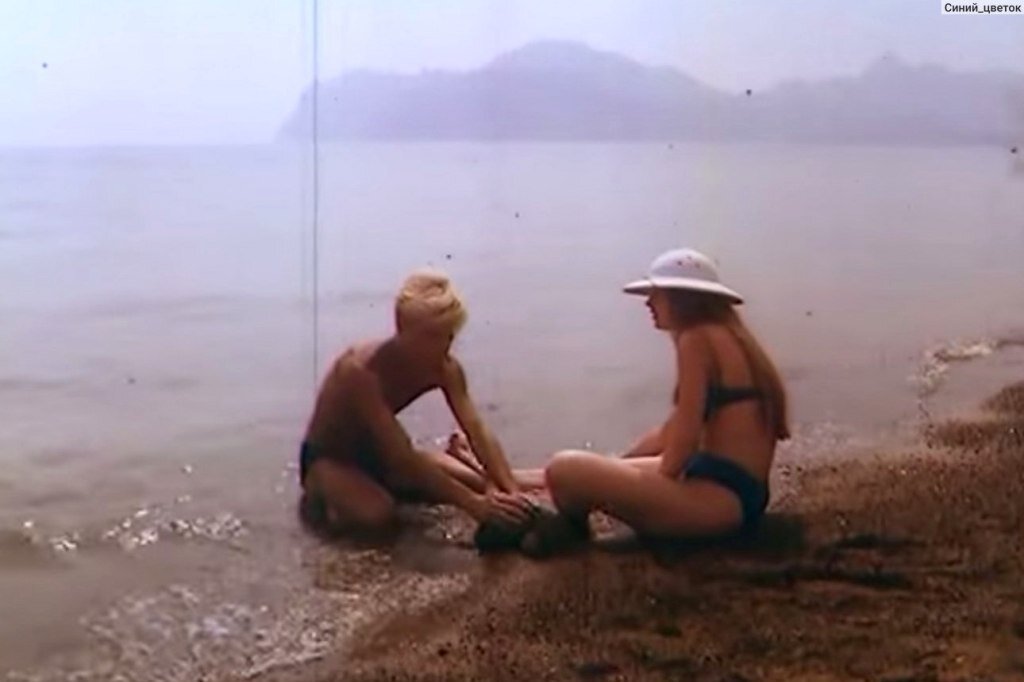 Кадр из фильма. Коктебельский пляж, на заднем плане вулкан Карадаг. Фото из открытого доступа