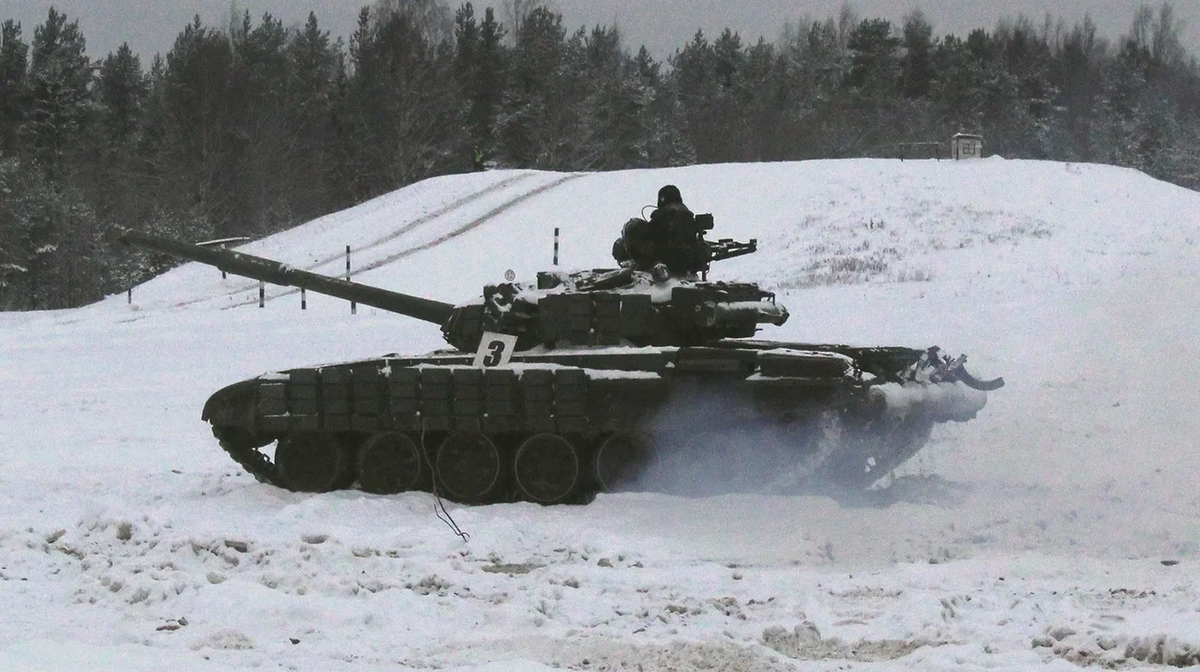 Вождение боевых машин позволяет механикам-водителям оттачивать мастерство управления многотонной техникой