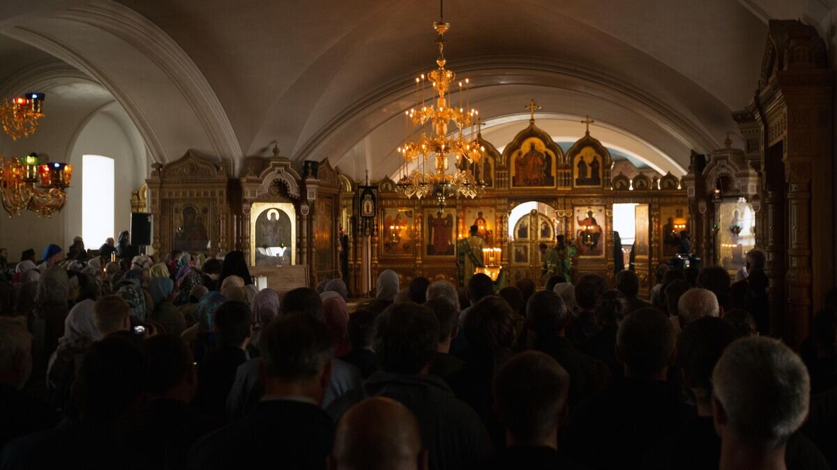    Верующие во время вечерней службы в Спасо-Преображенском соборе © РИА Новости / Илья Тимин