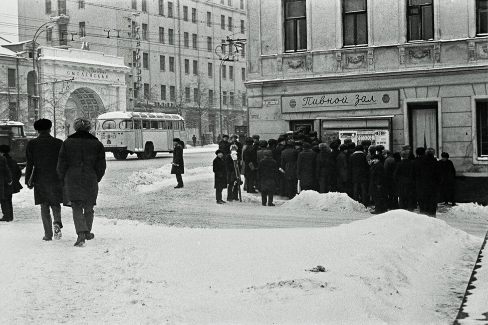 1975 год в ссср. Москва 1975 год. Советские пивные в Москве. Советские рюмочные в Ленинграде. Пивнушка СССР В Москве.