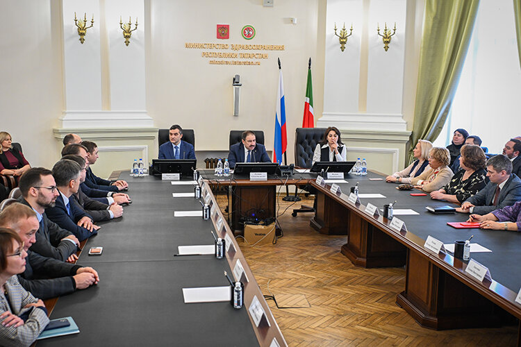   Сегодня коллективу минздрава РТ представили нового руководителя, но пока в статусе и. о. министра — Марселя Миннуллина. Рекомендовал его премьер-министр РТ Алексей Песошин Фото: prav.tatarstan.ru