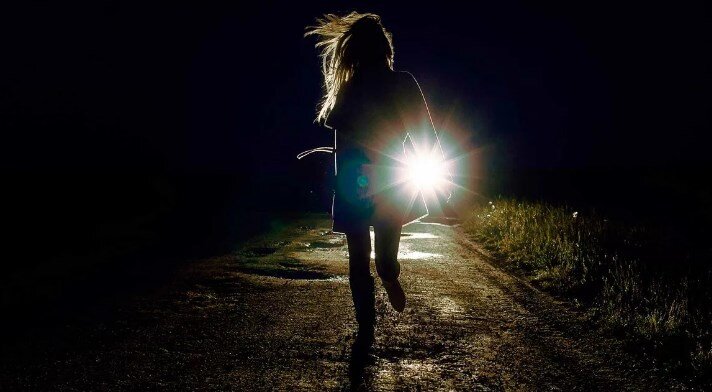 девочка одна на дороге