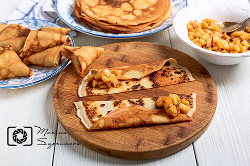 Приготовление блинчиков с яблоками.