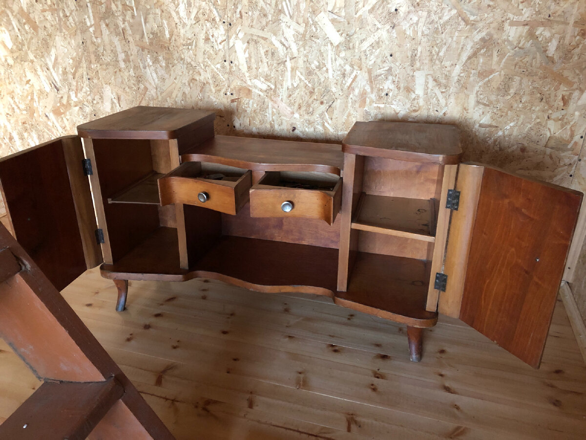 Здесь уже столешница покрыта лаком. Фото автора