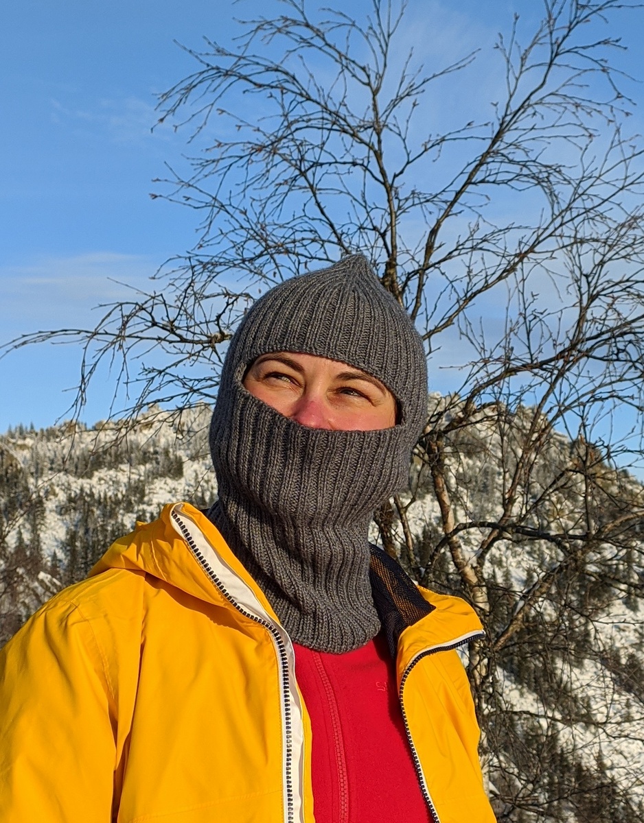 Модная в этом сезоне балаклава связана сверху (фото из личного архива)