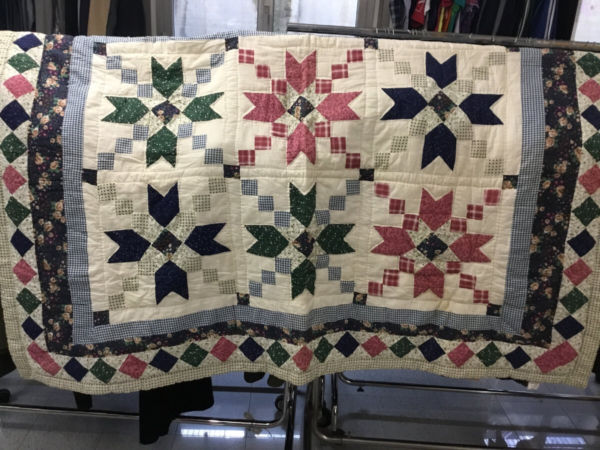 Настоящее одеяло, выполненное в технике пэчворк. Произведено в Китае. Честно говоря, не думала, что китайцы производят даже такие вещи. Оценили в  4 евро. Размер чуть меньше, чем для односпальной кровати. Ткани — хлопок, а внутри полиэстр. 