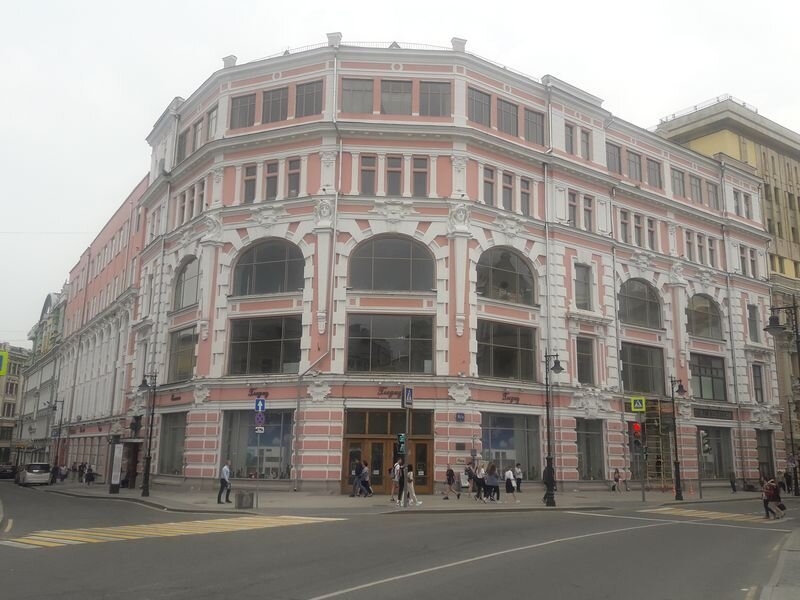 Дом №2/8 на углу с Мясницкой. Верхний этаж надстроен в 1930-х. Фотография автора