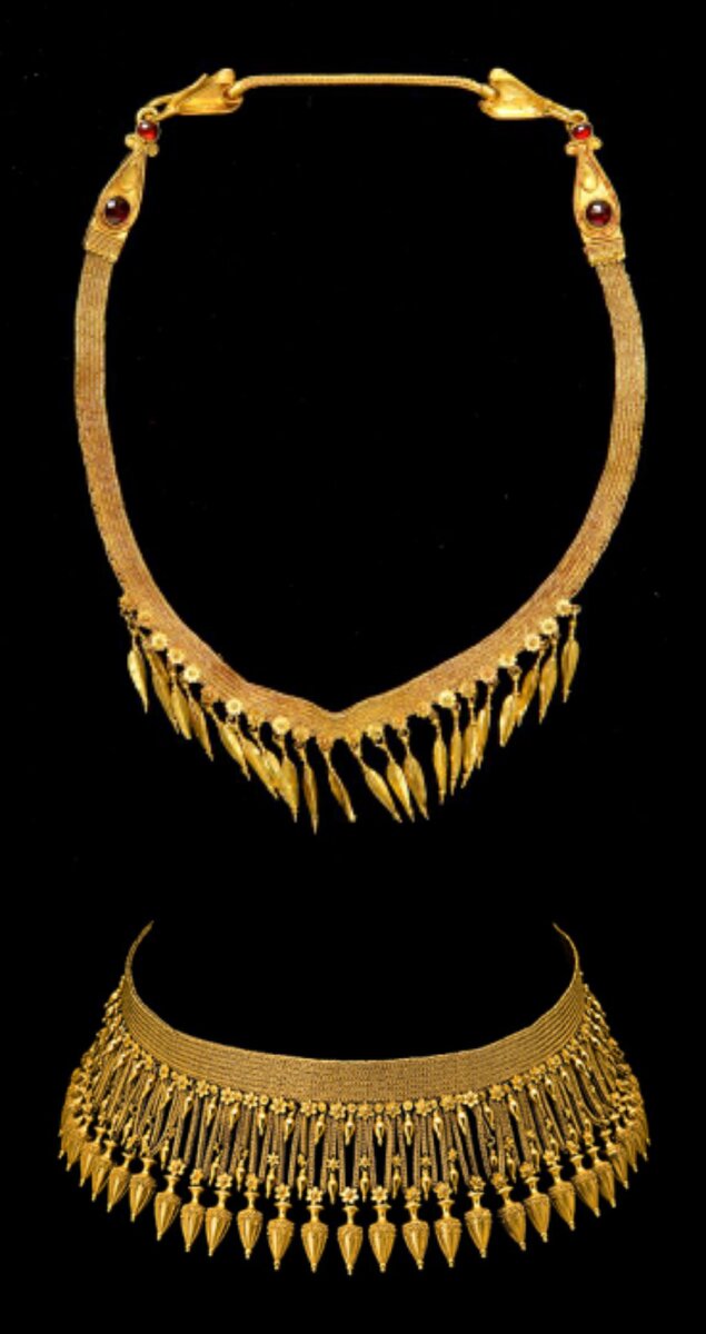 Вверху подлинник древнегреческого ожерелья. Внизу стилизованное колье от Кастеллани. 